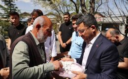 Cuma namazını Lale Sanayi Sitesi’nde bulunan Lale Camii’nde kılan Belediye Başkanı Rasim Arı, sanayi esnafı ile bir ortaya geldi