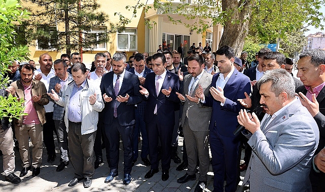Geçtiğimiz günlerde mazbatasını alan Karaman Belediye Başkanı Savaş Kalaycı, dualarla ve kurban kesilerek vazifesine başladı