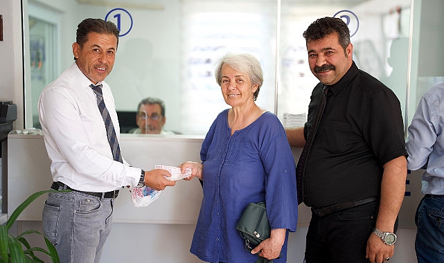 Milas Belediyesi çalışanları tarafından bulunan para, sahibinin belirlenmesinin akabinde teslim edildi