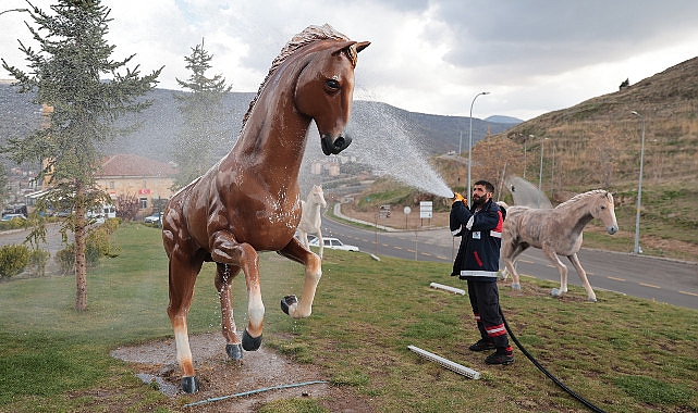 Nevşehir Belediyesi takımları, Ramazan Bayramı öncesinde Nevşehir Kalesi, Kayaşehir ve Meryem Ana Kilisesi etrafında ağır bir paklık çalışması gerçekleştiriyor
