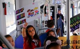 Antray küçük kitapseverleri ağırladı Öğrenciler tramvayda kitap okudu