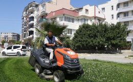 Burhaniye Belediyesi Park ve Bahçeler Müdürlüğü grupları, ilçe genelindeki yeşil alanlar ve parklarda bakım çalışmalarını sürdürüyor