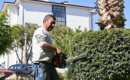 Burhaniye Belediyesi Park ve Bahçeler Müdürlüğü takımları, ilçe genelinde ağır bir biçimde çalışmalarını sürdürüyor