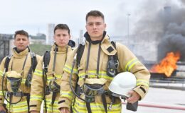 İzmir’in genç itfaiyecileri sıkı eğitimlerle vazifeye hazırlanıyor