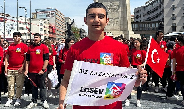 LÖSEV’in düzgünleşmiş gençleri, 19 Mayıs’ta büyük başkan Mustafa Kemal Atatürk’ü anmak ve hürmetlerini iletmek maksadıyla Ulus’ta Atatürk Anıtı’na çelenk koydu