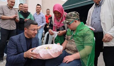 Nevşehir’de down sendromlu Yusuf Tosun için temsili asker cümbüşü düzenlendi. Cümbüş programında, gence asker kınasını Belediye Başkanı Rasim Arı yaktı