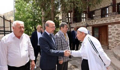 Selçuklu Belediye Başkanı Ahmet Pekyatırmacı namaz sonrasında vatandaşlarla hasbihal etti