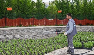 Selçuklu Belediyesi tarafından Konya’ya kazandırılan Çiçek Bahçesi ziyaretçilerine kapılarını açmak için gün sayıyor
