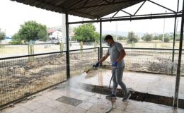 Burhaniye Belediyesi Kurban kesim alanlarının paklık ilaçlama ve dezenfekte süreçlerini gerçekleştirdi