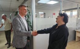 Gölcük Belediye Başkanı Ali Yıldırım Sezer, Kurban Bayramı öncesi son mesai gününde belediye işçisi ile bayramlaştı