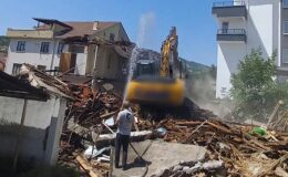 Gölcük Belediyesi, ilçede güçlendirmesi yapılmayan orta hasarlı binalar ile toplumsal riskler oluşturan metruk binaların yıkımına devam ediyor