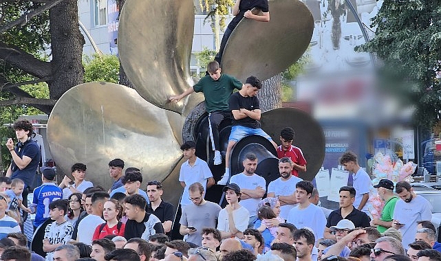 Gölcüklüler, A Ulusal Ekibin EURO 2024 Avrupa Futbol Şampiyonası’nda Portekiz ile karşılaştığı maçı Anıtpark’ta kurulan dev ekranda birlikte izlediler