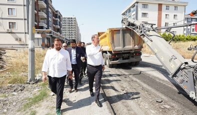 Beylikdüzü’nde ilçenin altyapısını güçlendirmek ve yolların kalitesini artırmak emeliyle başlatılan asfaltlama çalışmaları tüm süratiyle devam ediyor