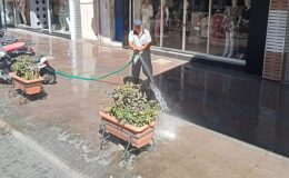 Salihli Belediyesi Paklık İşleri Müdürlüğüne bağlı gruplar cadde ve sokak yıkama çalışmalarına orta vermeden devam ediyor