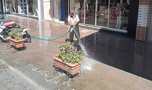 Salihli Belediyesi Paklık İşleri Müdürlüğüne bağlı gruplar cadde ve sokak yıkama çalışmalarına orta vermeden devam ediyor